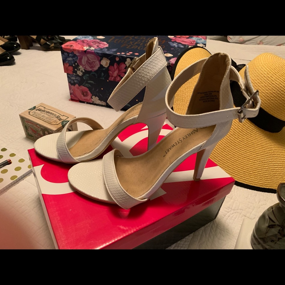 Ashley Stewart Tessa 2-Strap White Heel, Size 10W